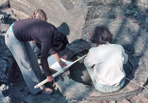 830441 Afbeelding van archeologen tijdens het opmeten van een put tussen de restanten van het vroegere kasteel ...